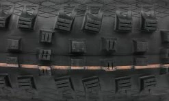 Pneu Schwalbe Magic Mary - Addix Soft - Super Gravity - Tubeless Easy 14 Pneu Schwalbe Magic Mary - Addix Soft - Super Gravity - Tubeless Easy -Pas Cher Vtt Magasin Pneu Schwalbe Magic Mary Addix Soft SnakeSkin Apex Tubeless Easy macro 1235x735 1