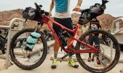 Cage Bikepacking Sur Fourche - Outpost Cargo Blackburn -Pas Cher Vtt Magasin cage bikepacking fourche blackburn 2 1235x735