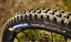 Pneu VTT Michelin Wild AM2 – Gum-X – Trail Shield – Tubeless Ready -Pas Cher Vtt Magasin pneu michelin wild am2 2 1235x735